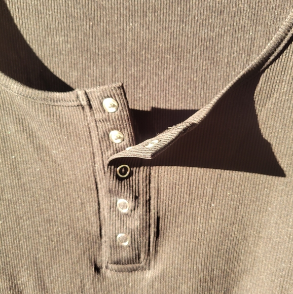 Sexy black tank top with snaps 12 - Picture 2 of 4